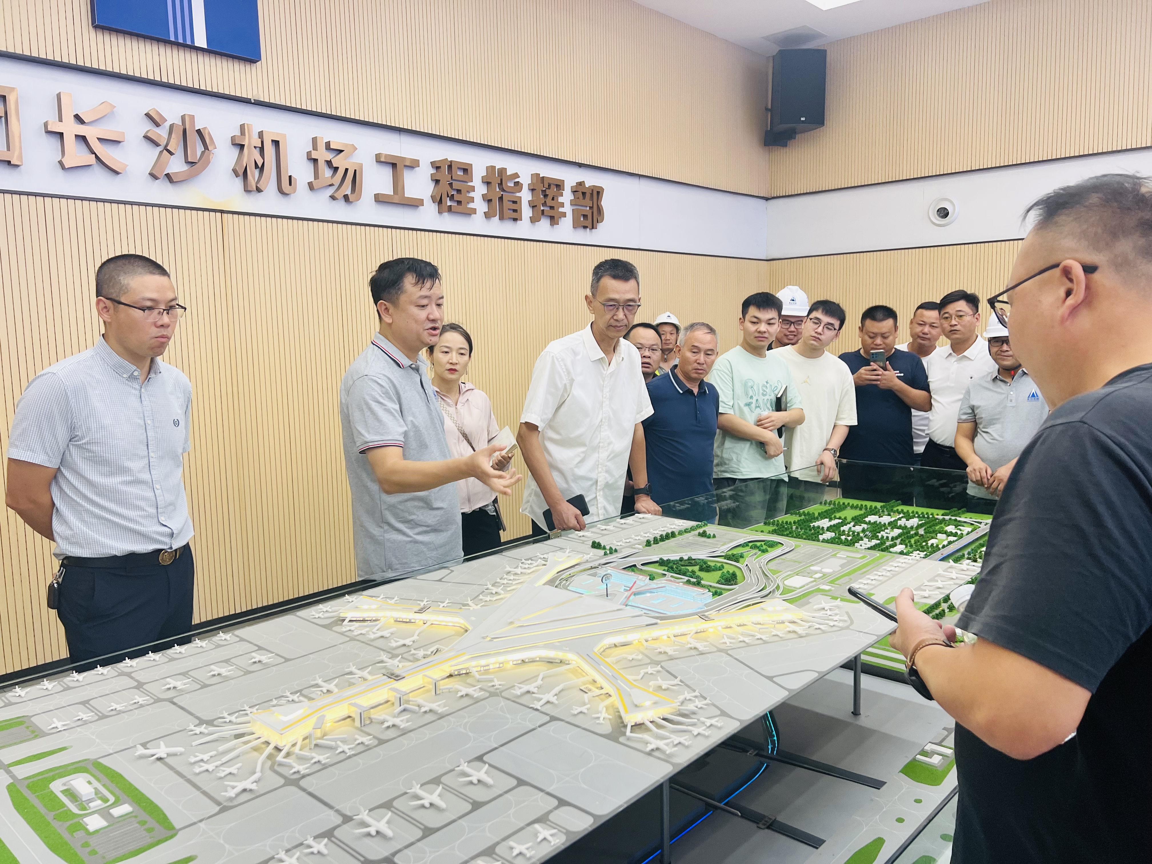 市政要聞 | 長沙機(jī)場改擴(kuò)建工程場內(nèi)道路交通工程施工項(xiàng)目標(biāo)段一“質(zhì)量月”觀摩交流活動(dòng)順利舉行